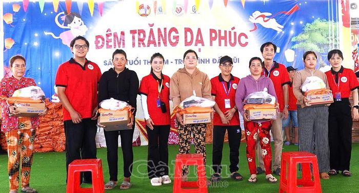 Nhóm thiện nguyện Hữu Duyên trao quà cho hộ dân có hoàn cảnh khó khăn.