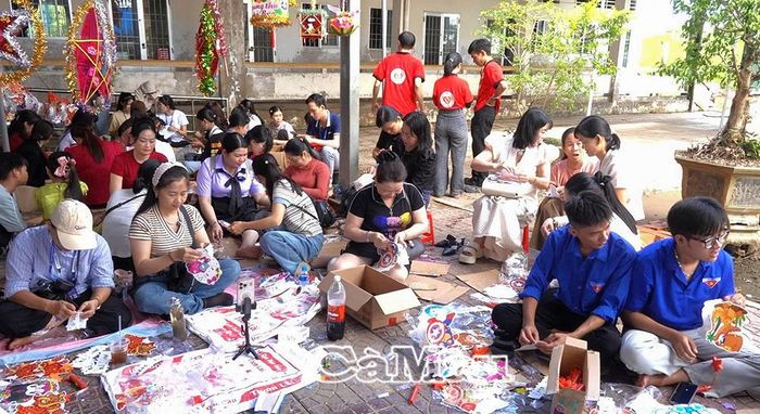 Hơn 50 tình nguyện viên đến từ nhiều nơi đã chung tay với đoàn viên, thanh niên xã Khánh Lâm làm công tác chuẩn bị, trao quà, hỗ trợ bà con đến tổ chức các hoạt động dành cho thiếu nhi.