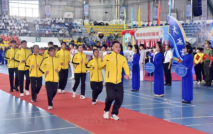 Đoàn vận động viên tiêu biểu của thể thao Cà Mau rước đuốc về Nhà thi đấu đa năng tỉnh.