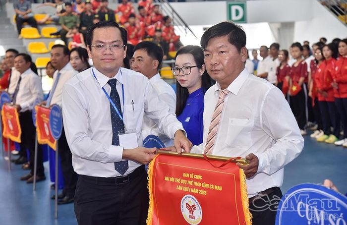Phó Chủ tịch UBND tỉnh Ngô Vũ Thăng trao cờ lưu niệm cho các đoàn tham gia Đại hội.