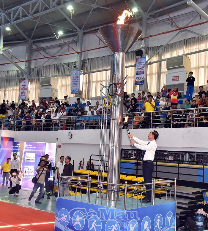 Phó Bí thư Tỉnh uỷ, Chủ tịch Uỷ ban Mặt trận Tổ quốc Việt Nam tỉnh Cà Mau Hồ Thanh Thuỷ thắp lửa truyền thống Đại hội.