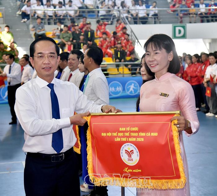 Phó Bí thư Tỉnh uỷ, Chủ tịch Uỷ ban Mặt trận Tổ quốc Việt Nam tỉnh Cà Mau Hồ Thanh Thuỷ trao cờ lưu niệm cho các đoàn tham gia Đại hội.
