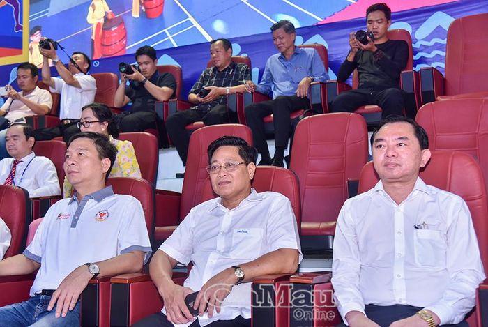 Các Uỷ viên Ban Thường vụ Tỉnh uỷ dự khai mạc: đồng chí Phan Thanh Duy, Trưởng Ban Tổ chức Tỉnh uỷ (hàng đầu bìa phải); đồng chí Bùi Tấn Bảy, Phó Chủ tịch HĐND tỉnh (giữa) và đồng chí Nguyễn Bình Tân, Phó Trưởng đoàn chuyên trách Đoàn đại biểu Quốc hội tỉnh Cà Mau (hàng đầu bìa trái).