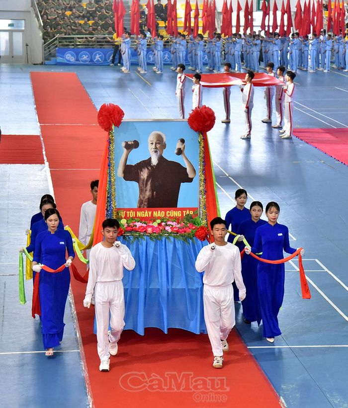 Các đoàn vận động viên thực hiện nghi thức rước cờ Tổ quốc, Hồng kỳ và kiệu ảnh chân dung Chủ tịch Hồ Chí Minh.