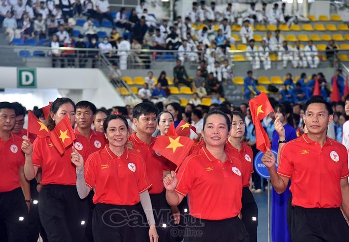 Các đoàn vận động viên diễu hành, biểu dương lực lượng tại lễ khai mạc.