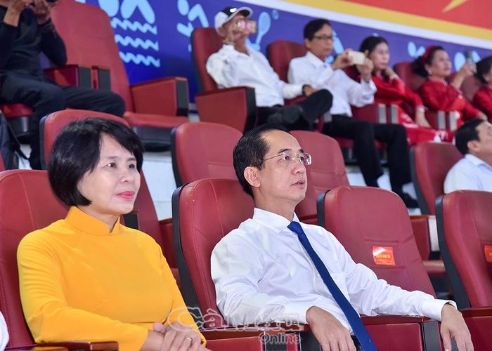 Phó Cục trưởng Cục Thể dục Thể thao Việt Nam Lê Thị Hoàng Yến (bìa trái) và Phó Bí thư Tỉnh uỷ, Chủ tịch Uỷ ban MTTQ Việt Nam tỉnh Cà Mau Hồ Thanh Thuỷ dự lễ khai mạc Đại hội.