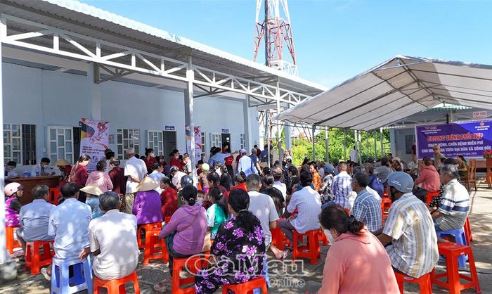 Hơn 400 người dân được các bác sĩ Phòng khám Đa khoa Thanh Vũ Medic Cà Mau khám bệnh miễn phí.