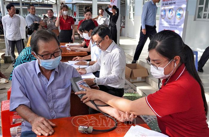 Người dân được các y bác sĩ tư vấn và thực hiện các dịch vụ cận lâm sàng một cách tận tình, chu đáo