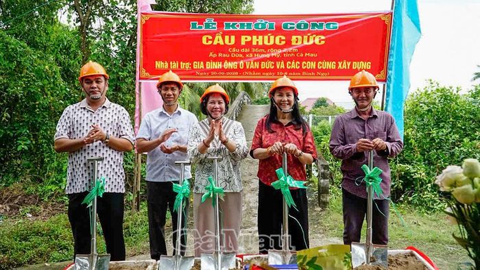Đại diện chính quyền địa phương và nhà tài trợ thực hiện nghi thức khởi công cầu Phúc Đức tại ấp Rau Dừa.