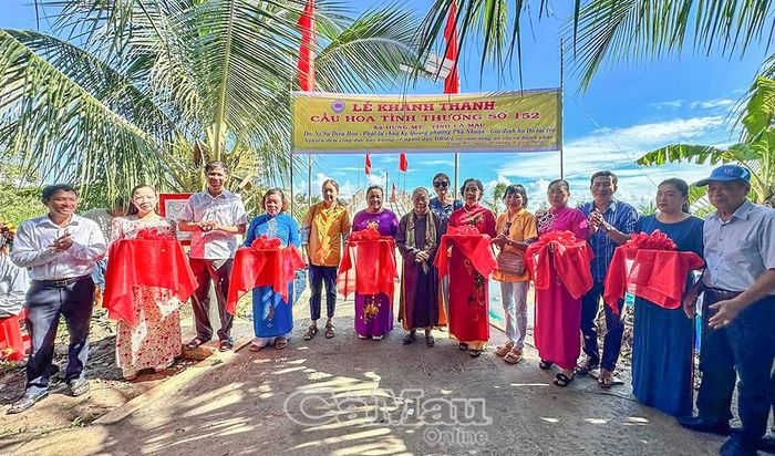 Đại diện địa phương và nhà tài trợ thực hiện nghi thức khánh thành cầu Hoa Tình Thương số 152, nối liền ấp Rạch Dược, xã Hưng Mỹ với ấp Cái Giếng, xã Tân Hưng.