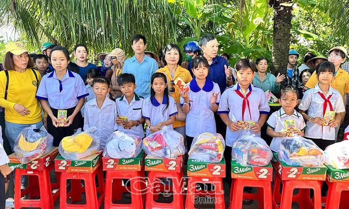 Nhà tài trợ trao học bổng và quà cho học sinh có hoàn cảnh khó khăn trên địa bàn xã Hưng Mỹ.