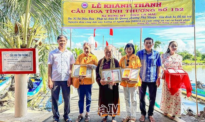 Ông Đỗ Quốc Tây, Phó Chủ tịch UBND xã Hưng Mỹ (bìa trái) trao Giấy khen của Chủ tịch Uỷ ban MTTQ Việt Nam tỉnh Cà Mau cho Ni sư Diệu Hoa, ghi nhận đóng góp trong công tác an sinh xã hội, vận động nguồn lực xây dựng cầu giao thông nông thôn và chăm lo các hoàn cảnh khó khăn trên địa bàn.