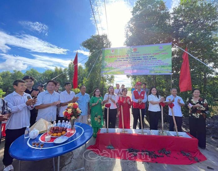 Các cây cầu được khởi công trong niềm hân hoan của bà con Nhân dân.