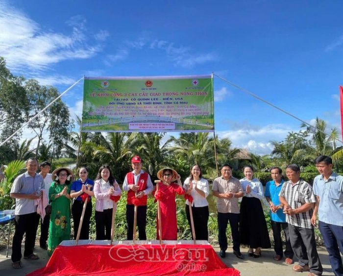 Các đại biểu thực hiện nghi thức khởi công cầu tại tuyến Kênh Bình Minh, xã Thới Bình.
