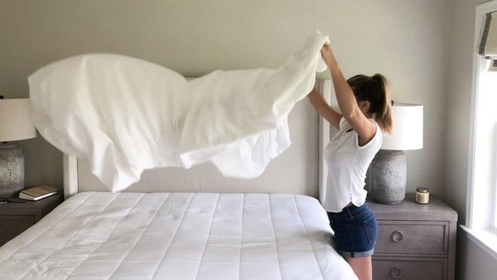 Khi thức dậy, bạn hãy gấp chăn, xếp gối ngay ngắn để phòng ngủ trông gọn gàng hơn. Ảnh minh họa