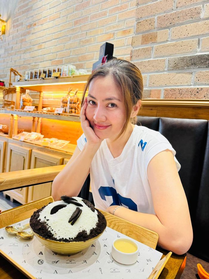 Sau nhiều năm dành thời gian cho phim trường, cô muốn tập trung hơn cho việc làm mẹ và không muốn bỏ lỡ thêm những khoảnh khắc đặc biệt trong quá trình trưởng thành của Louis. Ảnh: FBNV