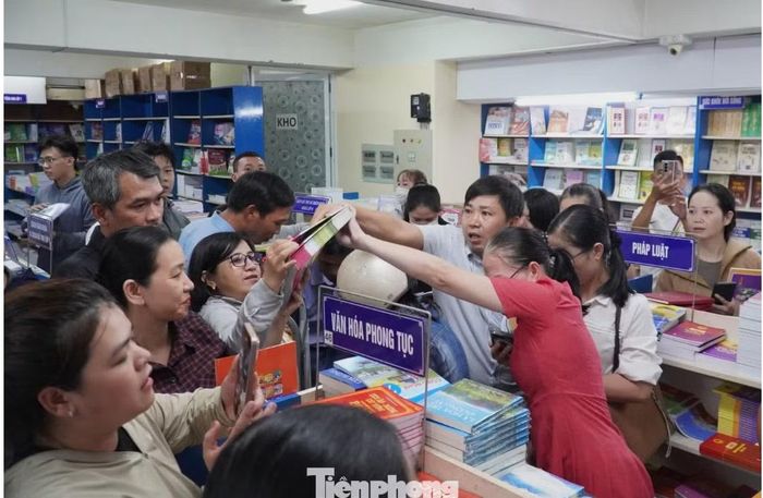 Thủ tướng yêu cầu Bộ Giáo dục và Đào tạo tập trung huy động tất cả các nguồn lực, cung ứng đầy đủ số lượng, bảo đảm chất lượng sách giáo khoa. (Ảnh: Tiền Phong)