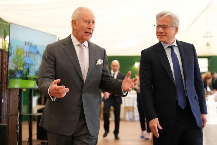 CEO Nvidia Jensen Huang cùng Vua Charles III tại cuộc gặp với các lãnh đạo ngành trí tuệ nhân tạo ở Dumfries House, Scotland, ngày 17/9/2026. Ảnh: Jonathan Brady/Pool via Reuters.