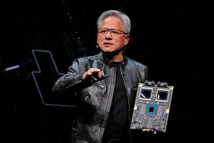 Jensen Huang giới thiệu phần cứng Nvidia. Nguồn Reuters.