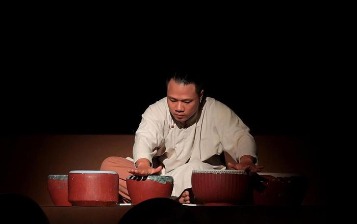 Buổi tối, hành trình có thể nối sang Bát Tràng. 19h30, chương trình “Thanh âm Gốm” bước vào đêm diễn thứ hai. 