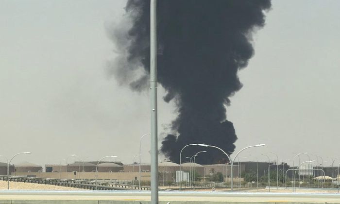 Khói bốc lên từ vụ tấn công của lực lượng Houthi ở thủ đô Ả Rập Saudi - Ảnh: Reuters