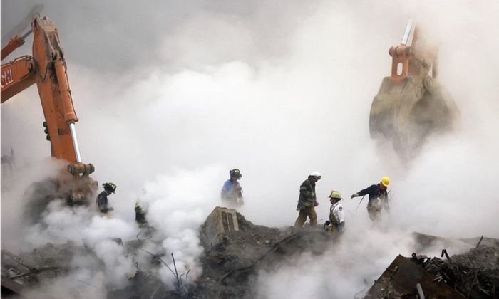 Làn khói mù mịt bao trùm không gian sau khi trung tâm thương mại Thế giới bị tấn công - Ảnh: Getty