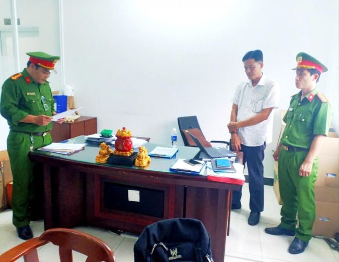 Cơ quan Công an tống đạt quyết định khởi tố và thi hành lệnh bắt tạm giam đối với Lê Minh Phúc. Ảnh: Công an tỉnh Vĩnh Long
