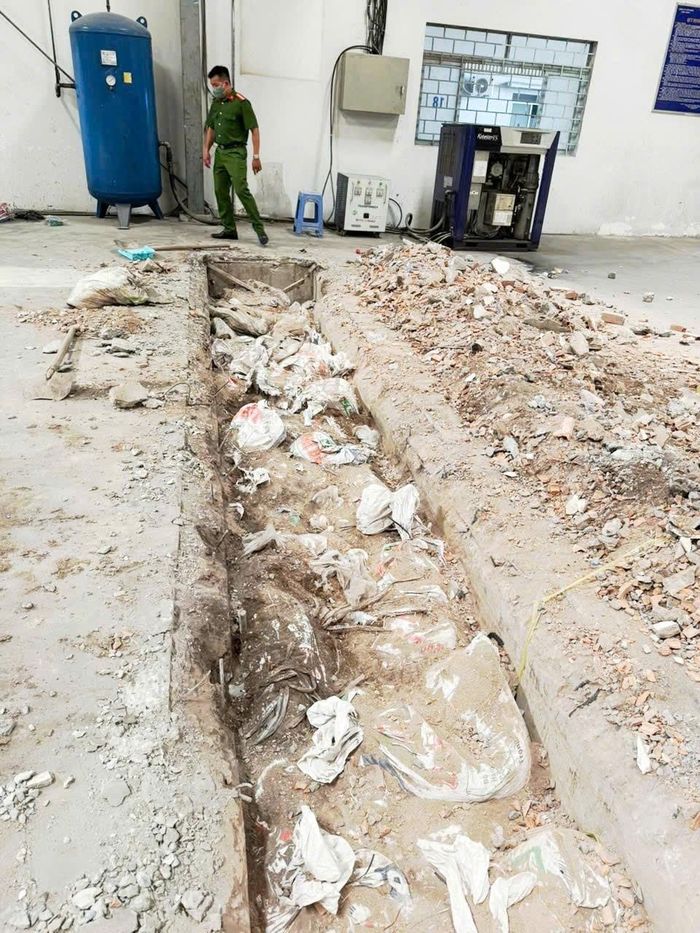 Hiện trường chôn lấp chất thải công nghiệp bên trong khu vực nhà xưởng của doanh nghiệp. Ảnh: Công an tỉnh Vĩnh Long
