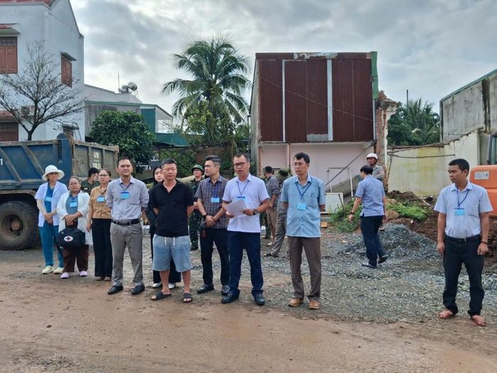  UBND phường Tân Lập công bố, đọc quyết định và phương án cưỡng chế trước khi tổ chức thực hiện cưỡng chế. 