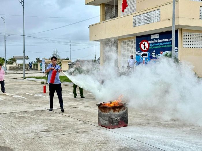 Các học viên trực tiếp thực hành chữa cháy, rèn luyện kỹ năng sử dụng phương tiện chữa cháy tại chỗ và xử lý tình huống giả định...