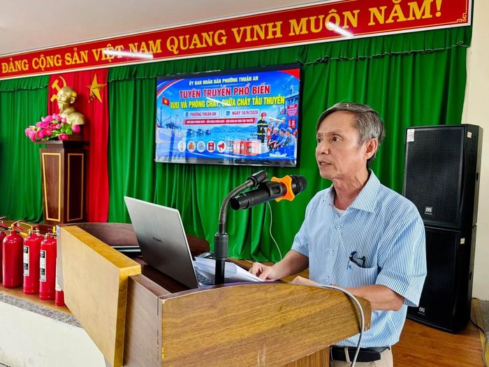 Ông Nguyễn Văn Thuận, Ủy viên Ban Thường vụ Đảng ủy, Phó Chủ tịch UBND phường Thuận An phát biểu tại Hội nghị