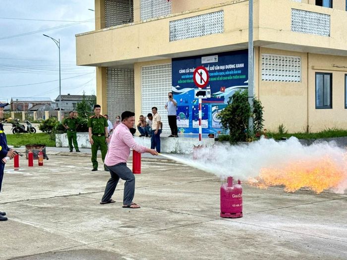 Các học viên trực tiếp thực hành chữa cháy, rèn luyện kỹ năng sử dụng phương tiện chữa cháy tại chỗ và xử lý tình huống giả định...