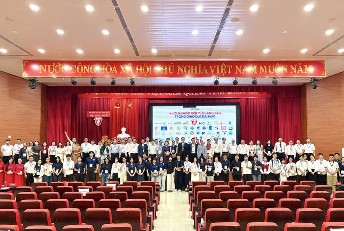 Các đại biểu chụp ảnh lưu niệm.