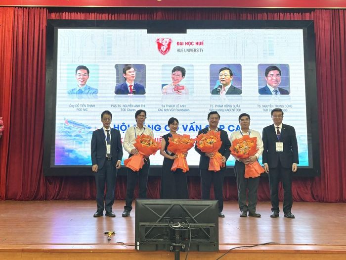 Lãnh đạo Đại học Huế tặng hoa chúc mừng các thành viên Hội đồng cố vấn cấp cao về khởi nghiệp đổi mới sáng tạo của Đại học Huế.