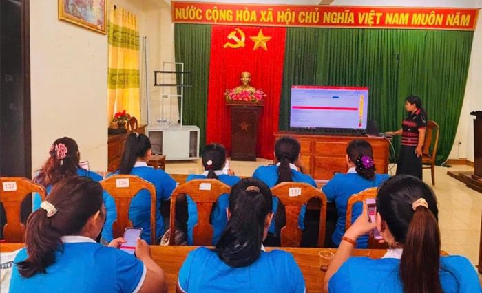 Một lớp tập huấn chuyển đổi số, nhát triển sinh kế của Phụ nữ vùng biên A Lưới