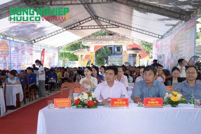Ông Nguyễn Hữu Bình - Chủ tịch UBND xã Phú Ninh cùng đại biểu tham dự sự kiện.