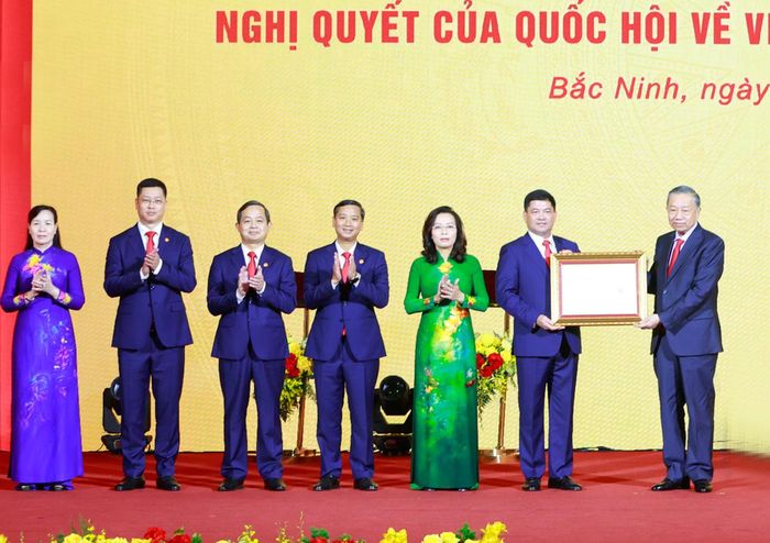  Tổng Bí thư, Chủ tịch nước Tô Lâm trao Nghị quyết của Quốc hội về thành lập thành phố Bắc Ninh. Ảnh Cổng TTĐT TP.Bắc Ninh.