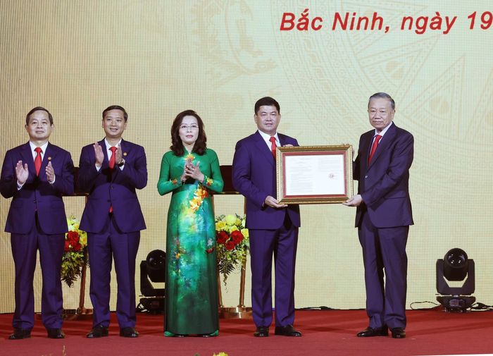 Tổng Bí thư, Chủ tịch nước Tô Lâm trao Nghị quyết của Quốc hội về việc thành lập thành phố Bắc Ninh cho lãnh đạo thành phố, sáng 19/9. (Ảnh: TTXVN)