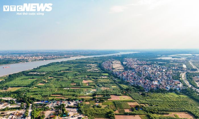 Tại khu vực cầu Thanh Trì, không gian sông Hồng gắn với hệ thống giao thông hiện hữu. Xuôi về phía Nam, khu vực thuộc phường Lĩnh Nam vẫn có những vùng bãi sông nằm xen với khu dân cư.
