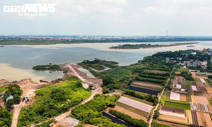 Ở phường Thượng Cát, khu dân cư và hoa màu vẫn hiện diện tại khu vực ngoài sông. Phía đối diện là bãi sông thuộc xã Thiên Lộc. Theo phương án, khu vực này được định hướng bảo tồn tự nhiên và bố trí các không gian thể dục thể thao.