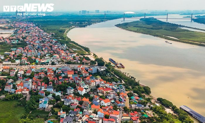 Từ cầu Thăng Long nhìn về trung tâm Hà Nội, khu vực hai bên sông gồm nhiều khu dân cư, bãi sông và các công trình hạ tầng. Tại xã Vĩnh Thanh, khu vực bãi sông nằm sát khu dân cư.
