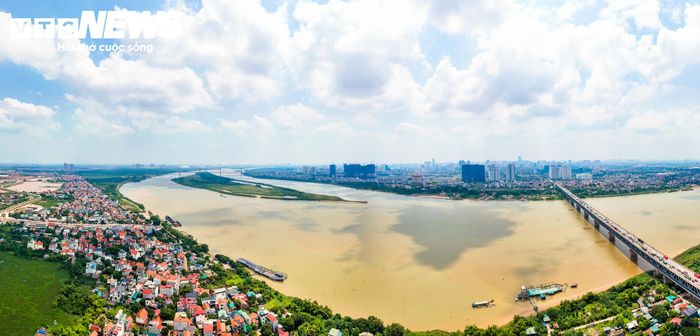 Theo phương án đang lấy ý kiến, Hà Nội không đặt mục tiêu di dời toàn bộ khu dân cư hiện hữu. Việc di dời, tái thiết chỉ được đặt ra tại những khu vực không bảo đảm an toàn phòng, chống và thoát lũ, nằm trong phạm vi mở đường giao thông, thuộc khu vực “phòng khách đô thị” hoặc nằm trong các dự án đô thị định cư, đa mục tiêu đã được chấp thuận chủ trương đầu tư.
