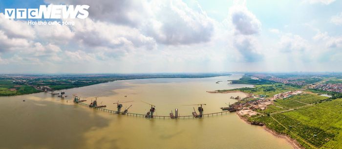 Phân đoạn đầu tiên kéo dài từ cầu Hồng Hà đến cầu Thăng Long, rộng khoảng 3.436ha, dân số khoảng 160.000 người.