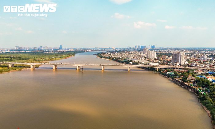 Khu vực này sẽ tập trung các cụm công viên, khu đô thị định cư và đa mục tiêu, dịch vụ thương mại, bảo tồn làng nghề Bát Tràng và các không gian nông nghiệp sinh thái.