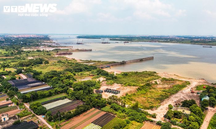 Không gian được chia thành ba mức thềm địa hình. Khu vực cao hơn 11,5m được xác định có thể xây dựng mới; từ 9,5-11,5m tổ chức linh hoạt, ưu tiên các công trình thích ứng và khu dân cư hiện hữu; dưới 9,5m chủ yếu dành cho phục hồi sinh thái, giao thông chậm, đường dạo và cảnh quan.