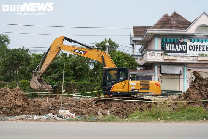 Với tiến độ hiện đạt hơn 98%, dự án mở rộng Quốc lộ 50 đang bước vào giai đoạn hoàn thiện. Công trình dự kiến hoàn thành vào tháng 12/2026.