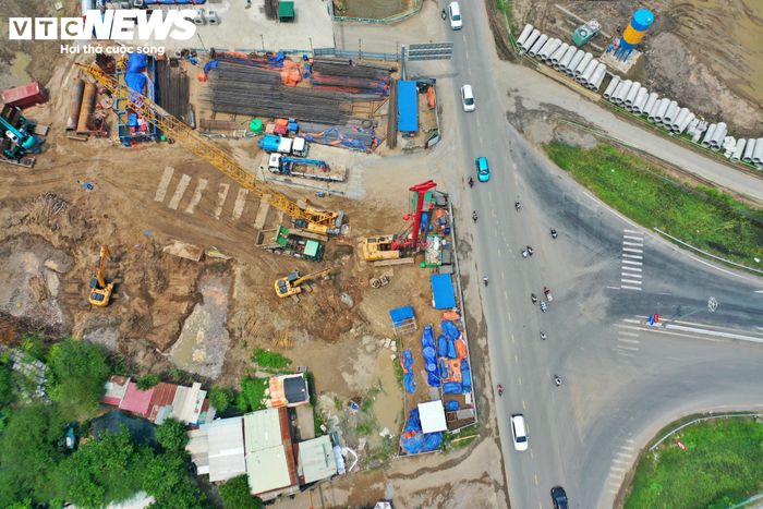 Tại một đoạn tuyến dài khoảng 250 m, liên danh nhà thầu đang huy động nhiều máy móc, thiết bị cơ giới để hoàn thiện các hạng mục còn lại.