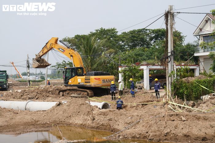 Máy đào, thiết bị khoan cọc và xe vận chuyển vật liệu liên tục hoạt động trên công trường. Các hạng mục đào đắp nền đường, xử lý mặt bằng, thi công cống thoát nước và chuẩn bị kết cấu hạ tầng được triển khai đồng thời.
