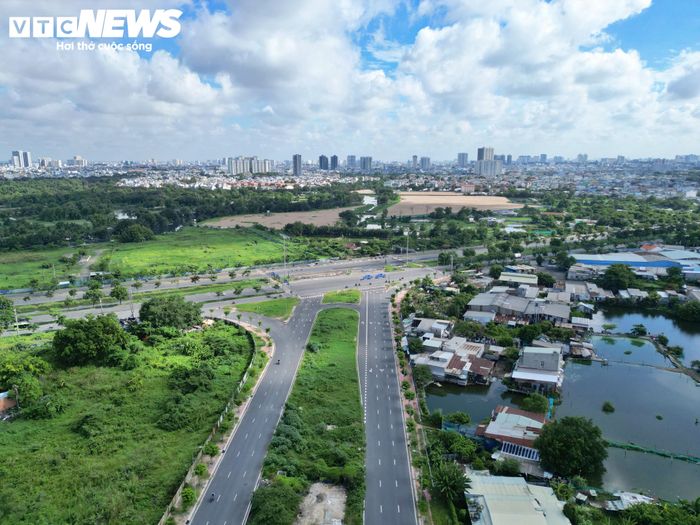 Tại vị trí giao với đại lộ Nguyễn Văn Linh, đoạn đầu dự án đã hoàn thiện, phương tiện được tổ chức lưu thông hai chiều.