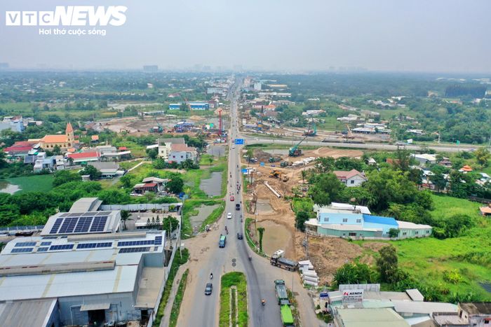 Dự án có chiều dài gần 7 km, từ nút giao Nguyễn Văn Linh đến giáp tỉnh Tây Ninh, được khởi công cuối năm 2022 với tổng vốn gần 1.500 tỷ đồng. Hiện toàn dự án đạt hơn 98% khối lượng và dự kiến hoàn thành vào cuối năm 2026.